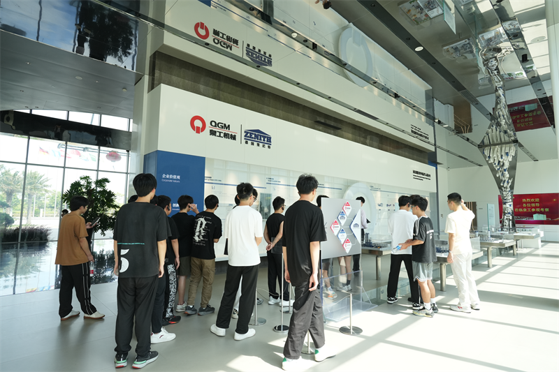 အလုပ်ဖတ်ရေးအစီအစဉ်အတွက် Fujian Quangong စက်ပစ္စည်းကုမ္ပဏီလီမိတက် Fujian Co Quangong စက်ပစ္စည်းကုမ္ပဏီလီမိတက် Locational University သို့သွားရောက်ခဲ့သည်။