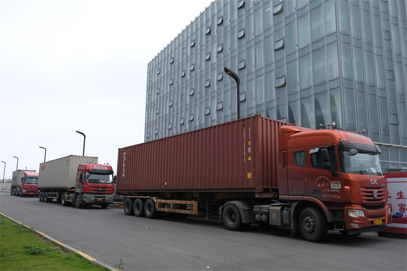 QGM အုတ်လုပ်တိုင်းစက်များသည်အရှေ့အလယ်ပိုင်းသို့ပို့ဆောင်ခြင်း,