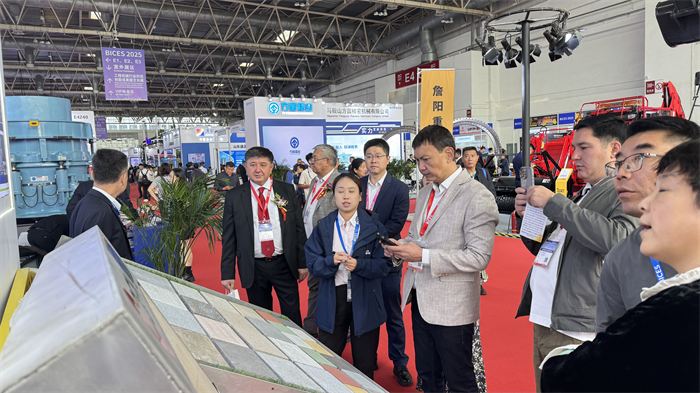 Golden ဆောင်း ဦး ရာသီတွင်စမတ်ထုတ်လုပ်ခြင်းကိုပြောဆိုရန်စုရုံးခြင်း, Quangong ၏ခွန်အားသည်တောက်ပမှုကိုဖန်တီးသည်