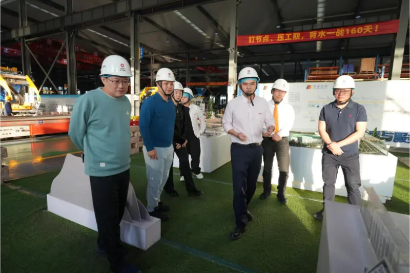 ကန်နန်သည်နိုင်ငံရပ်ခြားကျောင်းသားများအသင်းသို့သွားရောက်လည်ပတ်ခဲ့ပြီး Coungong Machinery Co. , Ltd. တွင်သုတေသနပြုခဲ့သည်။