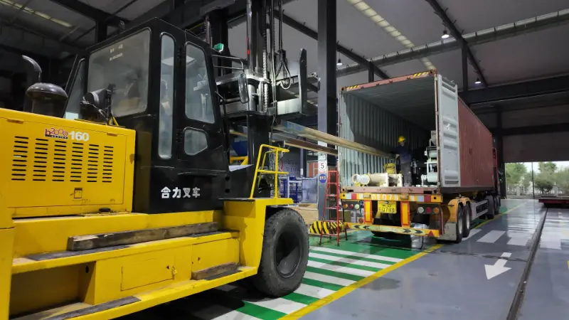 အကြီးအကျယ်သင်္ဘောများသည်ယုံကြည်မှုကိုသယ်ဆောင်ကြပြီးထုတ်လုပ်ထားသောပစ္စည်းကိရိယာများသည်ကမ္ဘာတစ်ဝှမ်းရှိနေရာများသို့ ဦး တည်နေသည်။