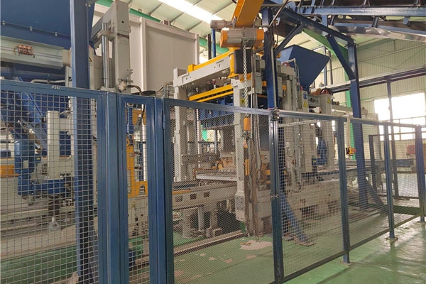 Zenith1500-2 ကွန်ကရစ်ဘလောက်စက်ပရောဂျက်ကို လည်ပတ်စေပြီး မာလီမြူနီစီပယ်ဆောက်လုပ်ရေးကို ကူညီပေးသည်။